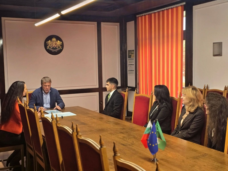 Кметът на Горна Оряховица Николай Рашков награди 16-годишния Филип Хасанов, отличен в Националния младежки конкурс на НСОРБ