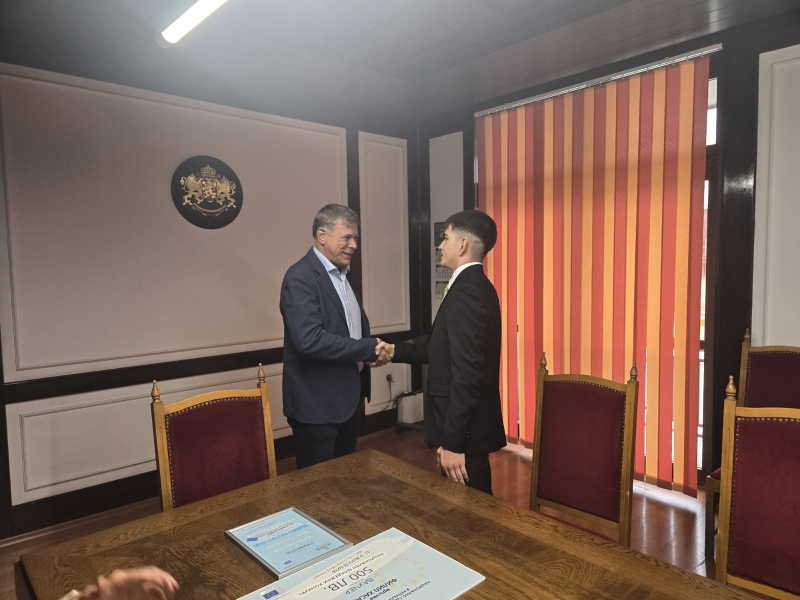 Кметът на Горна Оряховица Николай Рашков награди 16-годишния Филип Хасанов, отличен в Националния младежки конкурс на НСОРБ