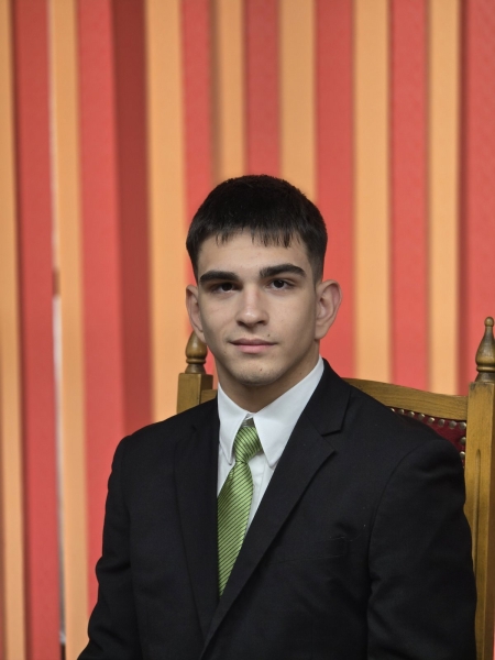 Кметът на Горна Оряховица Николай Рашков награди 16-годишния Филип Хасанов, отличен в Националния младежки конкурс на НСОРБ