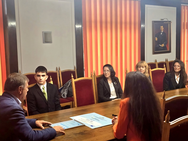 Кметът на Горна Оряховица Николай Рашков награди 16-годишния Филип Хасанов, отличен в Националния младежки конкурс на НСОРБ